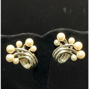 Vintage Boucher Gold Tone Faux Pearl Spray Swirl Clip On Earrings 0188